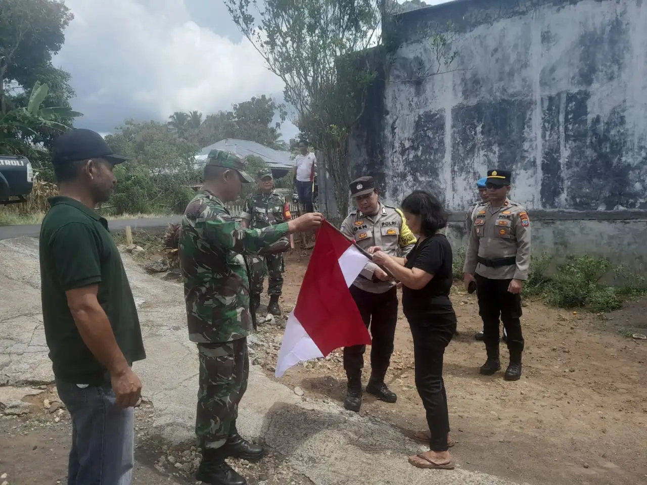 Meriahkan HUT RI ke-80, Polsek Langowan Bersama Unsur Forkopimcam Bagikan dan Pasang Bendera Merah Putih